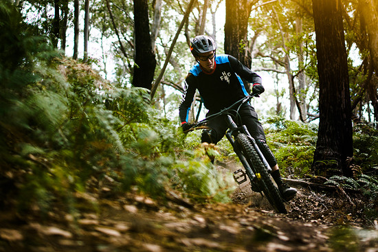Josh pflügt über seinen Lieblingstrail.