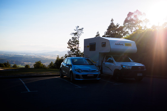 Unsere Fahrzeuge. Übernacht am Aussichtspunkt. Dies ist der letzte Morgen des Roadtrips. Nun geht zum Rennen nach Derby.