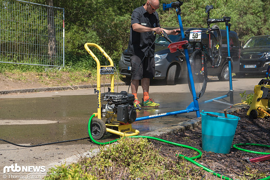 Hochdruckreiniger mit flüssigem, leicht aufzufüllendem Hochleistungsakku.