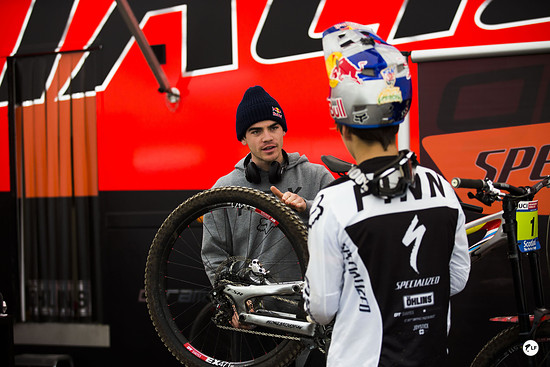 Loic Bruni bespricht sich mit Team Kollege Fin Iles der später die Quali gewinnen wird.