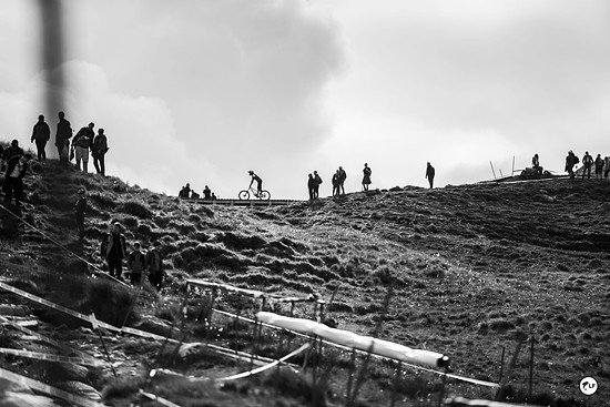 Es bildeten sich schon früh dicke Regenwolken, die pünktlich vor der Quali ihre Schleusen öffneten.