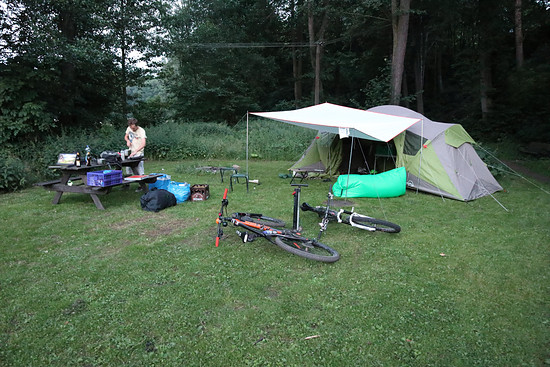 Also haben wir uns schon mal das Zelt aufgeschlagen und den Campingplatz eingerichtet