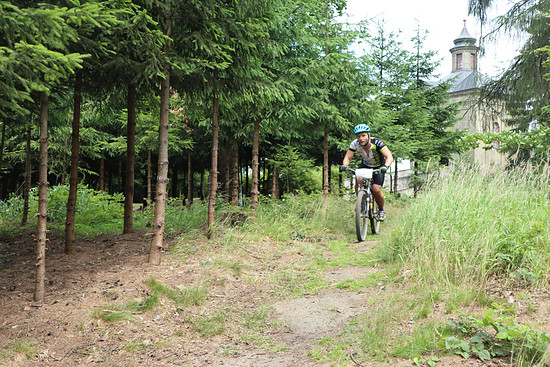 ... und Chris folgt auf den Tritt