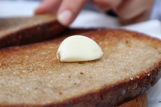 Knoblauch. Butter. Brot.