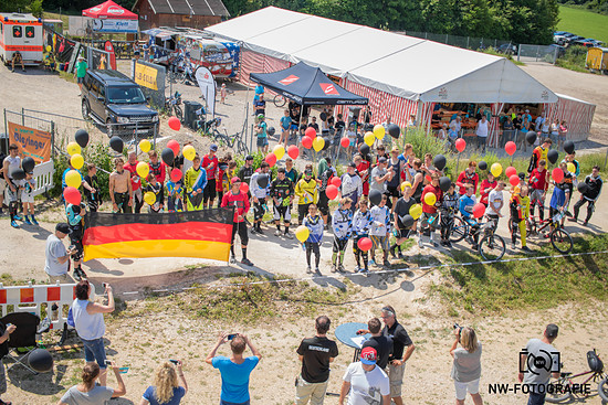 Eröffnung mit einer Rede des Bürgermeisters, Sportler-Eid und einem bunten Start...