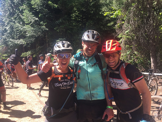 Drei ziemlich staubige, aber glückliche Gesichter. Von Links: Ich, Michi, Keith.