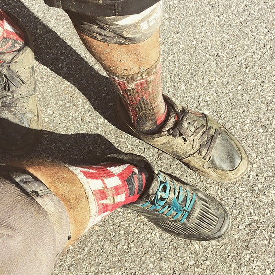 Verschiedene Linien, verschieden saubere Schuhe