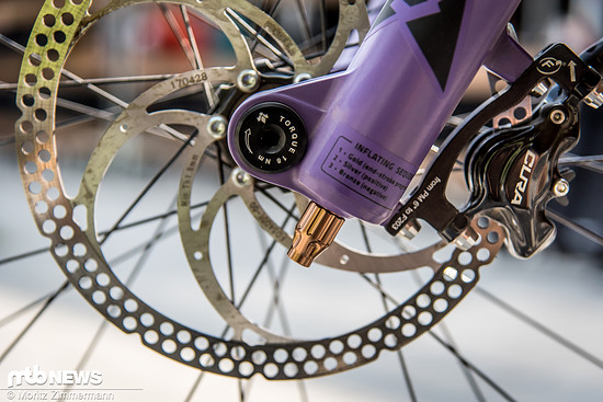 Auf der linken Seite befindet sich das dritte Luftventil.