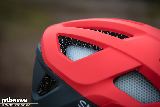 Neonrot trifft auf Dunkelgrau und gesprenkelten EPS-Schaum – der Smith Session ist allerdings auch in weniger auffälligen Designs erhältlich.