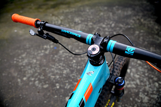 Das aufgeräumte Cockpit stammt aus dem Hause RaceFace