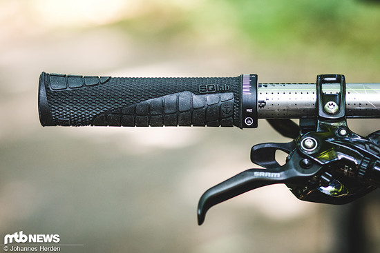 Gut zu erkennen: Der Griff ist ergonomisch passend geformt. Das Padding an der Außenseite soll gelenkunterstützend wirken und für Komfort sorgen