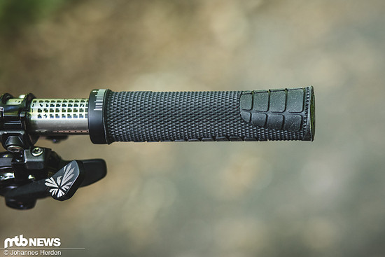 Die Griffe gibt es in zwei Größen (S, M) und zwei Farben. Schwarz …