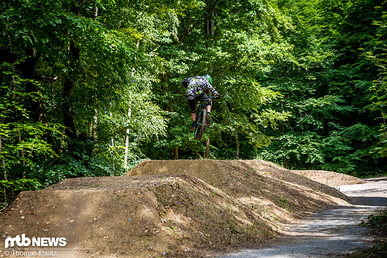 drei unterschiedlich große und lange Tables erwarten die Fahrer