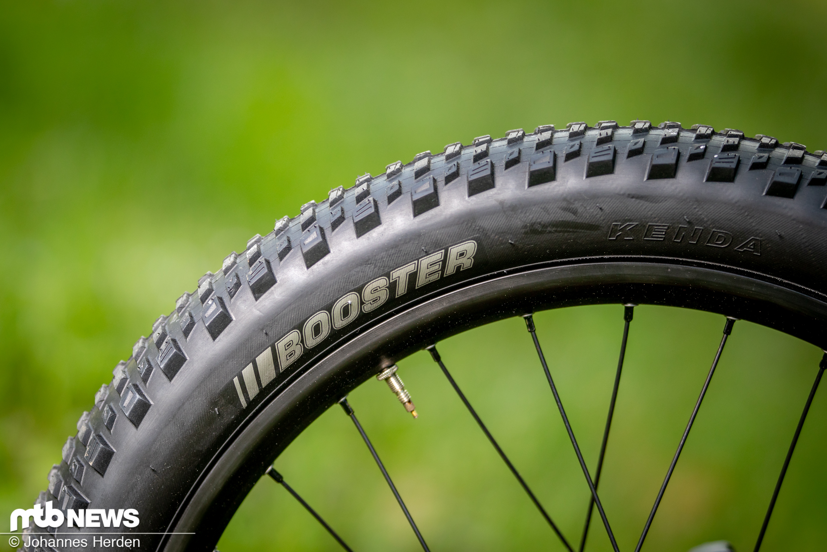 Foto: Dicke Kenda Booster-Reifen sorgen für viel Grip …
