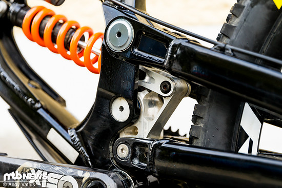 Der Dämpfer selbst wird durch einen Umlenkhebel und ein Yoke angesteuert.