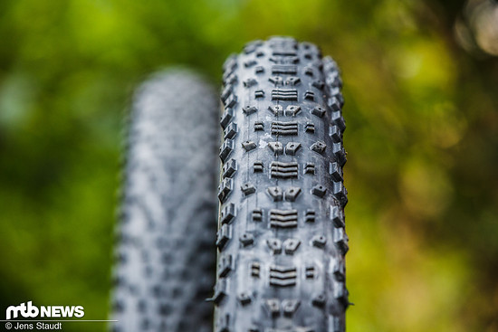 Maxxis geht als erster Reifenhersteller weltweit den Schritt, XC-Reifen mit einer mächtigen Breite von 2,4“ auszustatten – wir haben die Rennsportklassiker Aspen und Rekon Race für euch getestet.