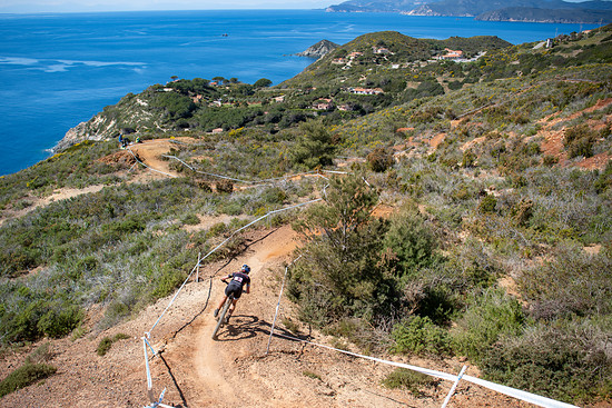 Eine traumhafte Kulisse für ein Cross-Country-Rennen: Beim Rennen der ranghöchsten italienischen Rennserie auf Elba erlebten die Fahrerinnen und Fahrer ein Spektakel der Extraklasse