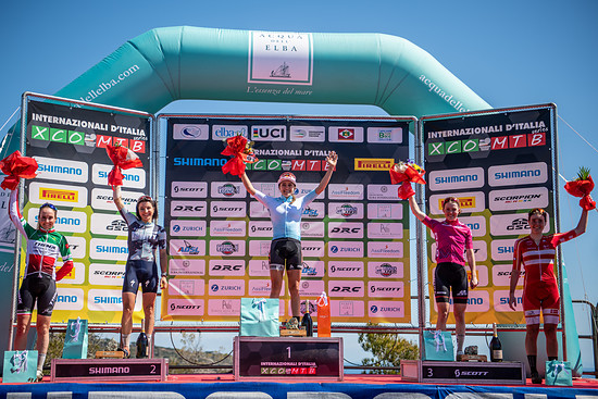 SCOTT-SRAM 210405 02670 by Kuestenbrueck ITA Capoliveri XCO WE WJ ceremony LechnerE TovoM CourtneyKBoheC PedersenS20