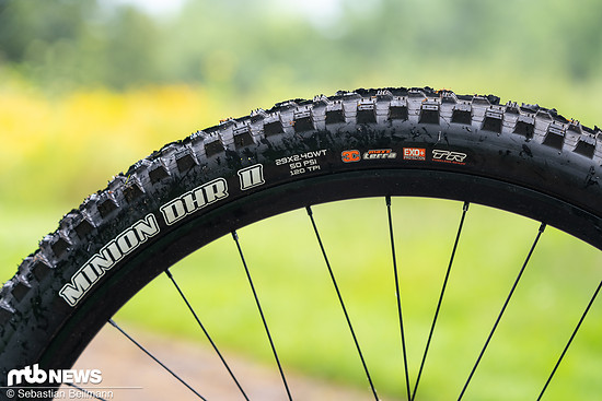 ... während am Heck ein Maxxis Minion DHR II mit EXO+ Karkasse für etwas mehr Pannensicherheit sorgen soll