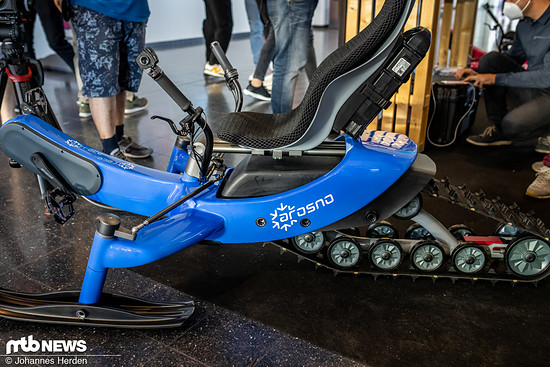 Das E-Trace ist das erste elektrisch angetriebene Snowbike und verfügt über einen Sachs-Motor. Die Magura-Bremsen sollen das Gefährt zuverlässig abbremsen