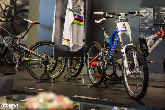 Auch wenn dieses Modell hier dauerhaft im Santa Cruz-Showroom geparkt ist, verbringt Peaty immer gerne Zeit auf seinem Downhill-Bike