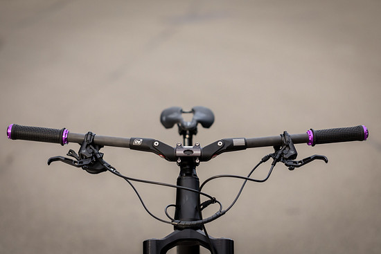 Ein besonderes Detail am Bike ist sicherlich der Fasst Company Flexx Enduro Lenker