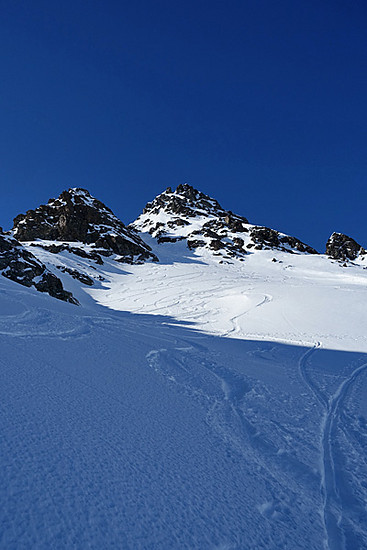 Skitour: zuerst eine laaaaange Langlaufeinheit, danach zwei pulvrige Grenzberge mit Traumaussicht in die Silvretta und ins Graubünden