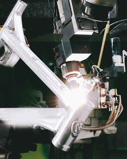 22-merida-about-us-our-milestones-1996-merida-introduces-robot-welding-03
