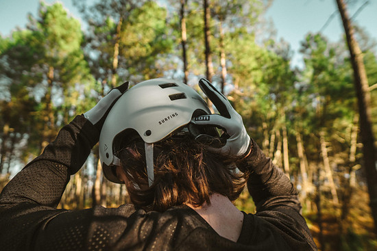 Mit dem Fit System lässt sich der Helm an verschiedene Kopfformen anpassen
