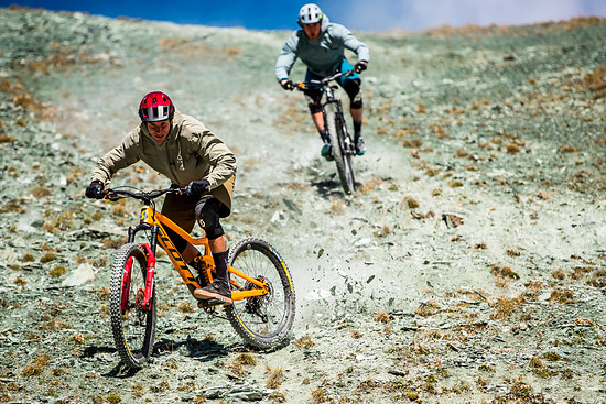 Bluegrass-rogue-core-mips-mtb-enduro-helmet-vincent-tupin-kevin-miquel00033