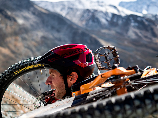 Bluegrass-rogue-core-mips-mtb-enduro-helmet-vincent-tupin-kevin-miquel00051
