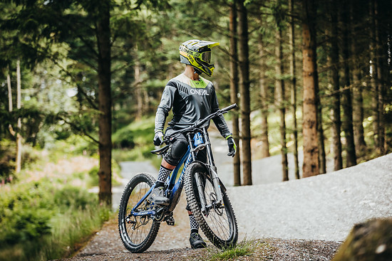 oneal 2022 bike backflip-helmet-strike element-fr-jersey element-fr-shorts sinner-race-knee-guard amx-glove b-50-goggle pinned-spd-shoe mtb-performance-sock-victory 5