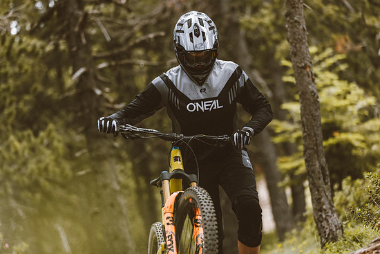 oneal 2022 bike minnaar backflip-helmet-strike element-fr-jersey element-fr-shorts redeema-knee-guard revolution-glove 8