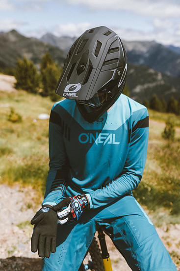 oneal 2022 bike minnaar backflip-solid-helmet element-fr-jersey element-fr-shorts matrix-ride-glove 3