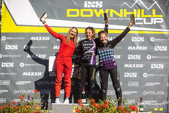 Overall-Podium mit Charlotte German (2. Platz), Lisa Gava (1. Platz) und Jolanda Kiener (3. Platz)