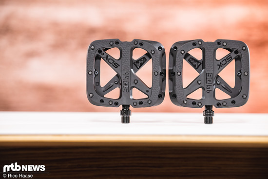 Die Standfläche ist leicht konkav und nach außen rotiert