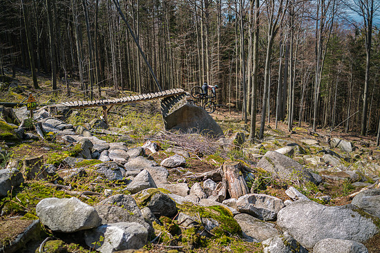Übers Steinfeld und dann spitz rechts. Beste Anfahrt für eine 2m bis 3m hohe Holzbrücke