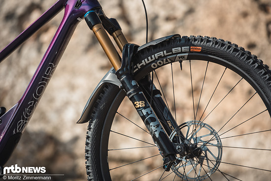 Das Fahrwerk besteht aus einer Fox 38 Federgabel mit 170 mm Hub…