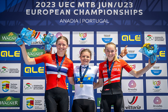 Gold für Carla Hahn! Die junge Deutsche sicherte sich den Sieg in der Short Track-Disziplin in der weiblichen Juniorenklasse.