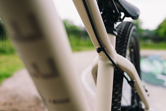 Die Bremsleitung wird versteckt unter dem Oberrohr geführt