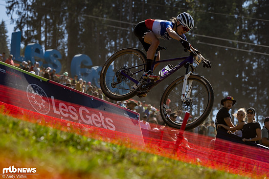 Loana Lecomte fliegt dem Tal entgegen