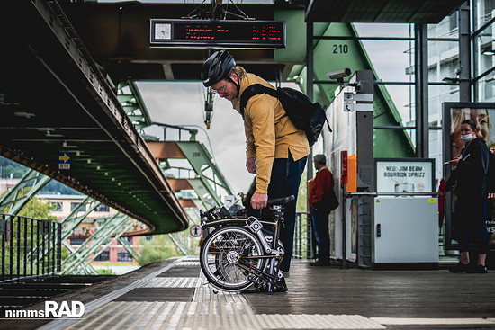 Jeder wird schon mal eines dieser kleinen Falträder aus dem Hause Brompton gesehen haben