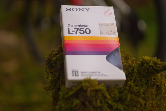 Das Farbkonzept entspannt den alten Sony Dynamicron VHS Kassetten