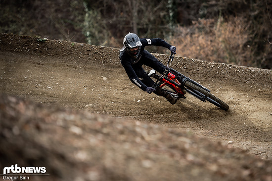 Auf Hardpack walken oder knicken die Downhill-Reifen nicht weg