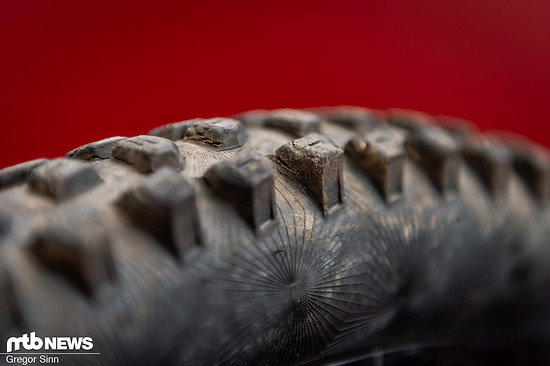 Ein Grund für den geringen Verschleiß könnte die sich etwas härter anfühlende Gummimischung der Reifen sein.