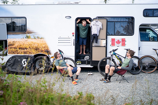 Wer sind wir: Lutz, Torsten, Flo (v.l.n.r.) und Luis (Kamera)