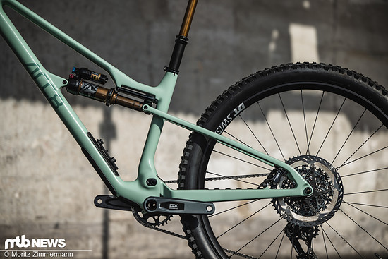 Anstatt auf Lagerpunkte und Umlenkhebel setzt Arc8 auf eine Linearführung.