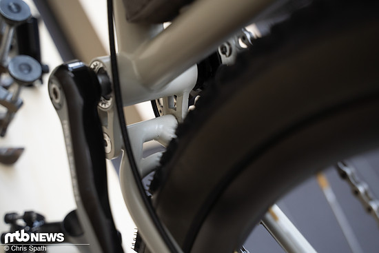 … kann das Bike hinter dem Tretlager geklappt werden.