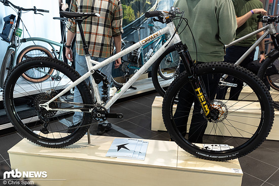 Das weiß-gold-marmorierte Dawley Bike verfügt über 115 mm Federweg am Heck der je nach Gusto mit 120 mm bis 140 mm Federgabeln kombiniert werden kann.