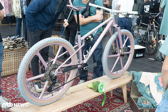 Das neue Huhn Cycles Stahl-Fully setzt auf 29&quot;-Laufräder und hat einen Flexstay-Hinterbau